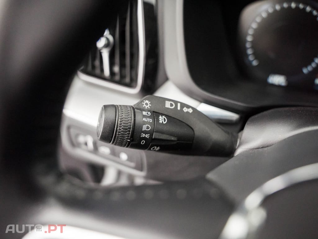Volvo XC60 2.0 T8 PHEV Momentum Plus AWD