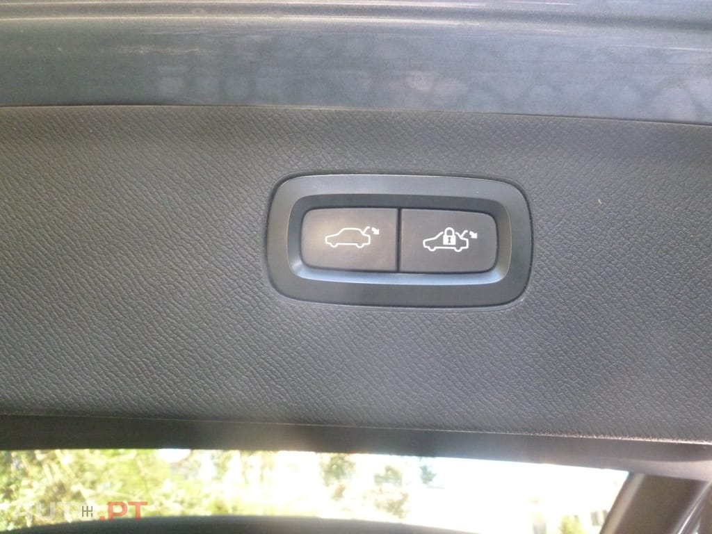 Volvo XC90 2.0 D4 R-Design Auto