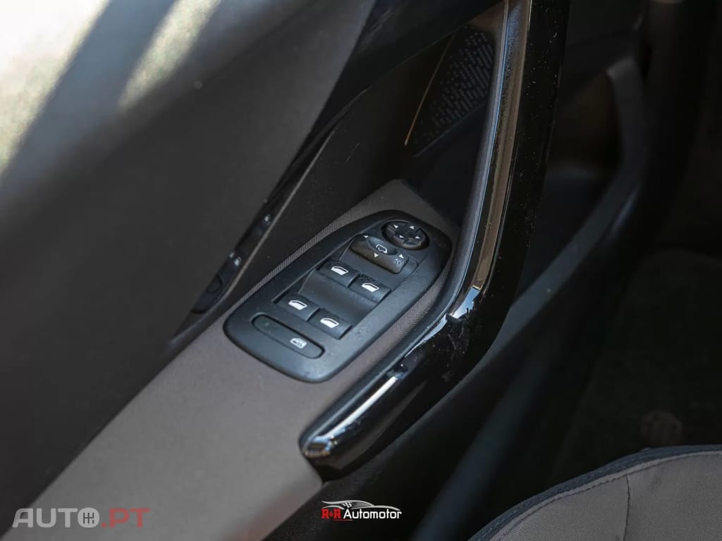 Peugeot 2008 1.2 VTi Active