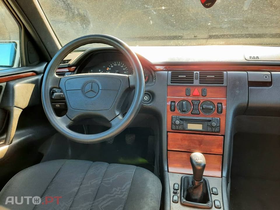 Mercedes-Benz E 220 Classic