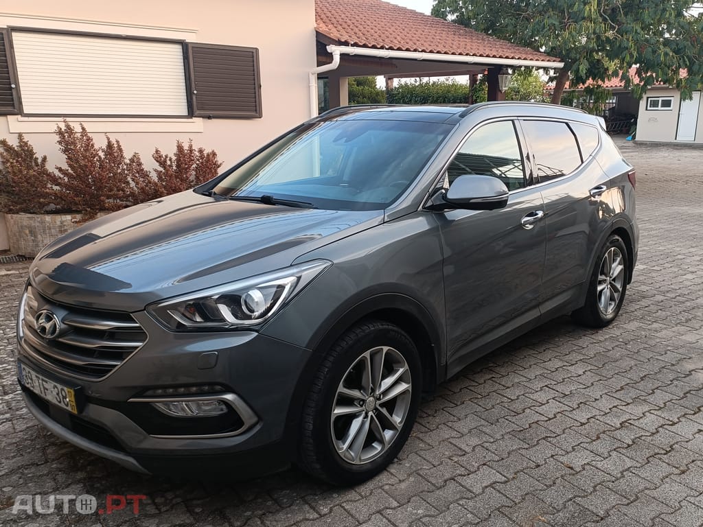 Hyundai Santa Fe Hyundai Santa Fe 2.2 CRDi Premium cor cinza 2017. Tectode abrir panorâmico, caixa automática, bancos frontais aquecidos e ventilados, bancos traseiros aquecidos, volante aquecido, jantes 19 valor 28000€