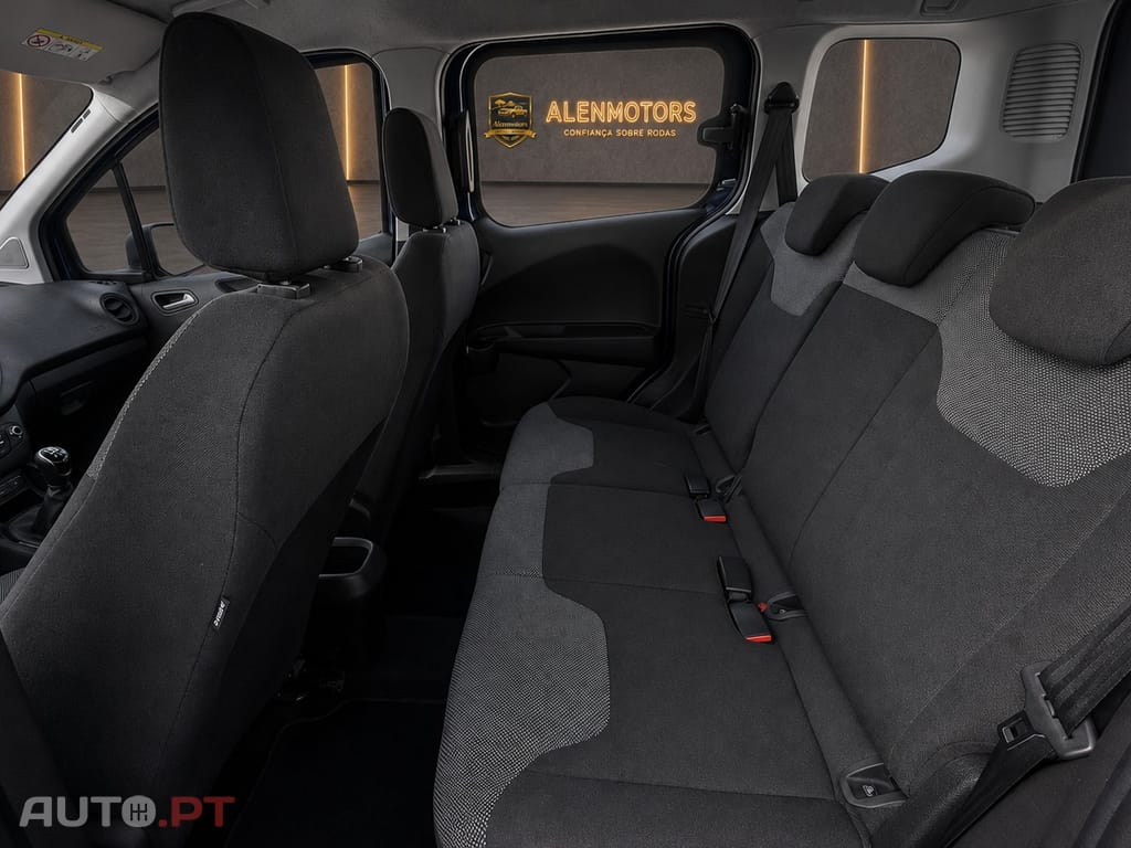 Ford Tourneo 1.5 TDCi Titanium — fotografia 17
