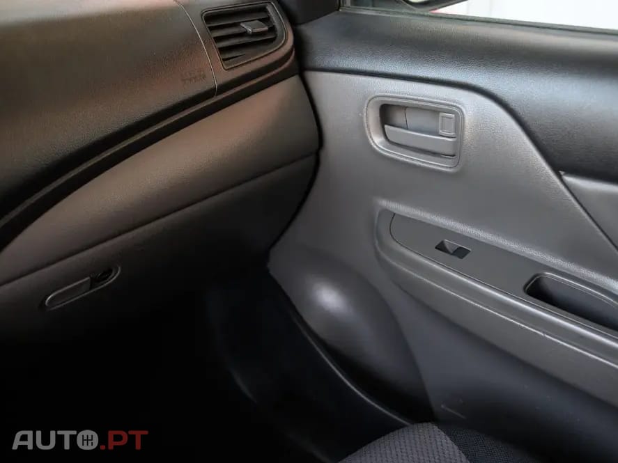 Mitsubishi L200 2.4 DI-D CD Invite 4WD