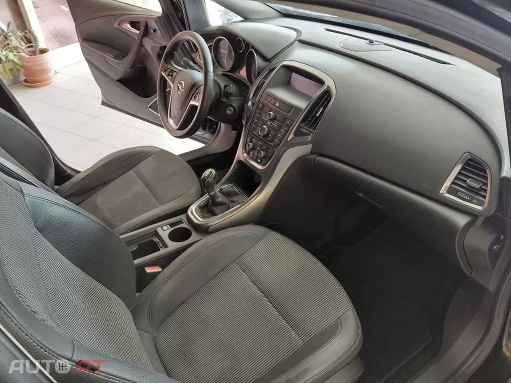 Opel Astra 1.7 CDTi Edition — fotografia 19