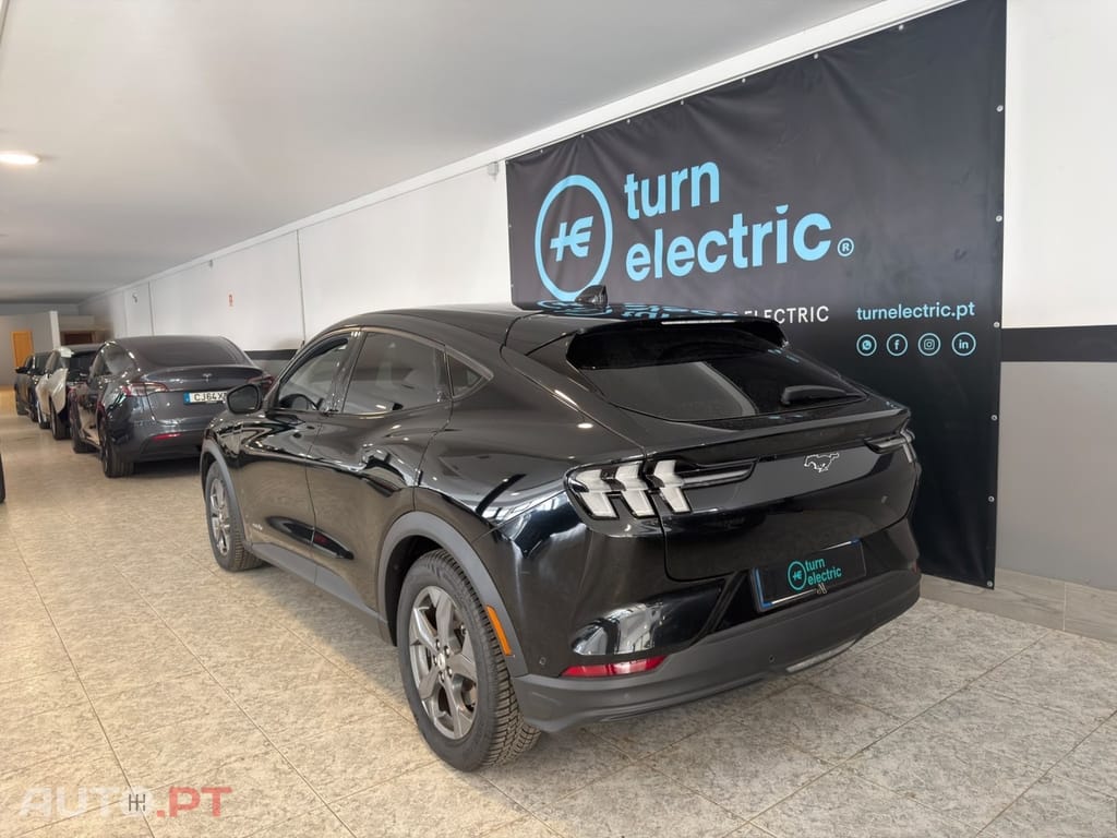 Ford Mustang Mach-E 75.7 kWh Base — fotografia 10