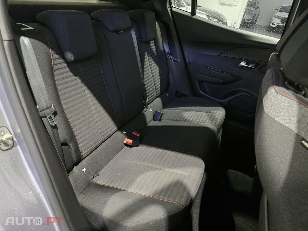 Peugeot E-2008 50 kWh Active Pack
