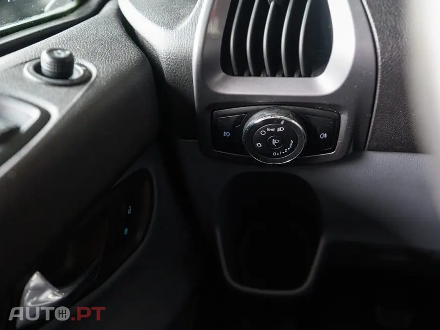 Ford Transit Custom Adaptada p/ 3 cadeiras de rodas