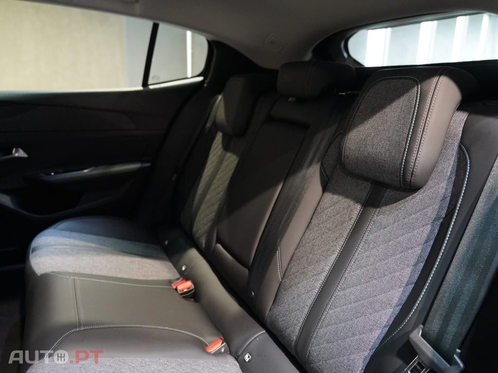 Peugeot 408 1.6 Hybrid Allure e-EAT8