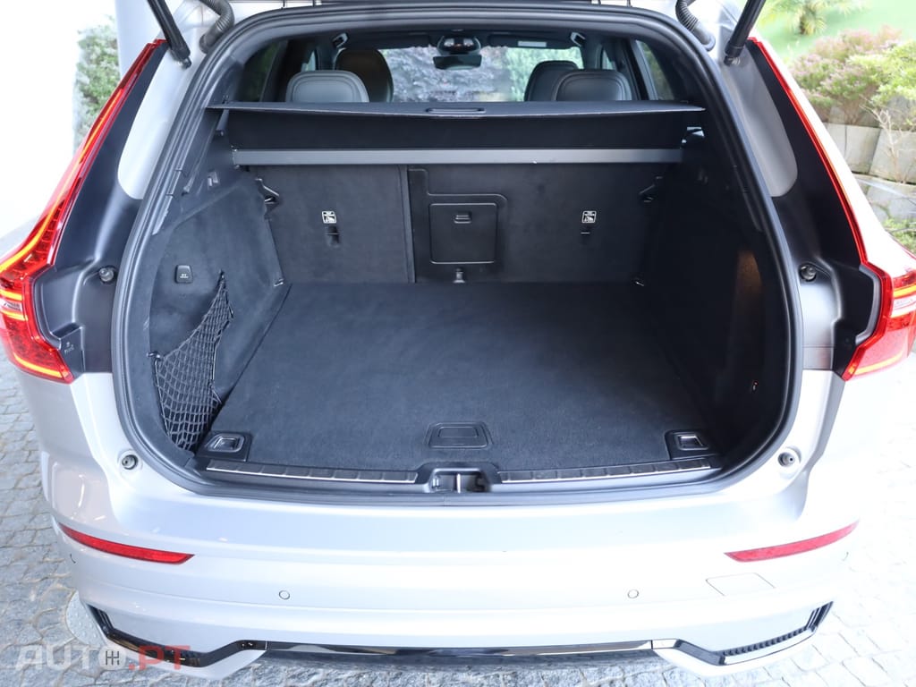 Volvo XC60 2.0 B4 Plus Dark