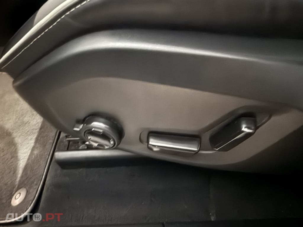 Volvo XC60 2.0 B4 Plus Dark