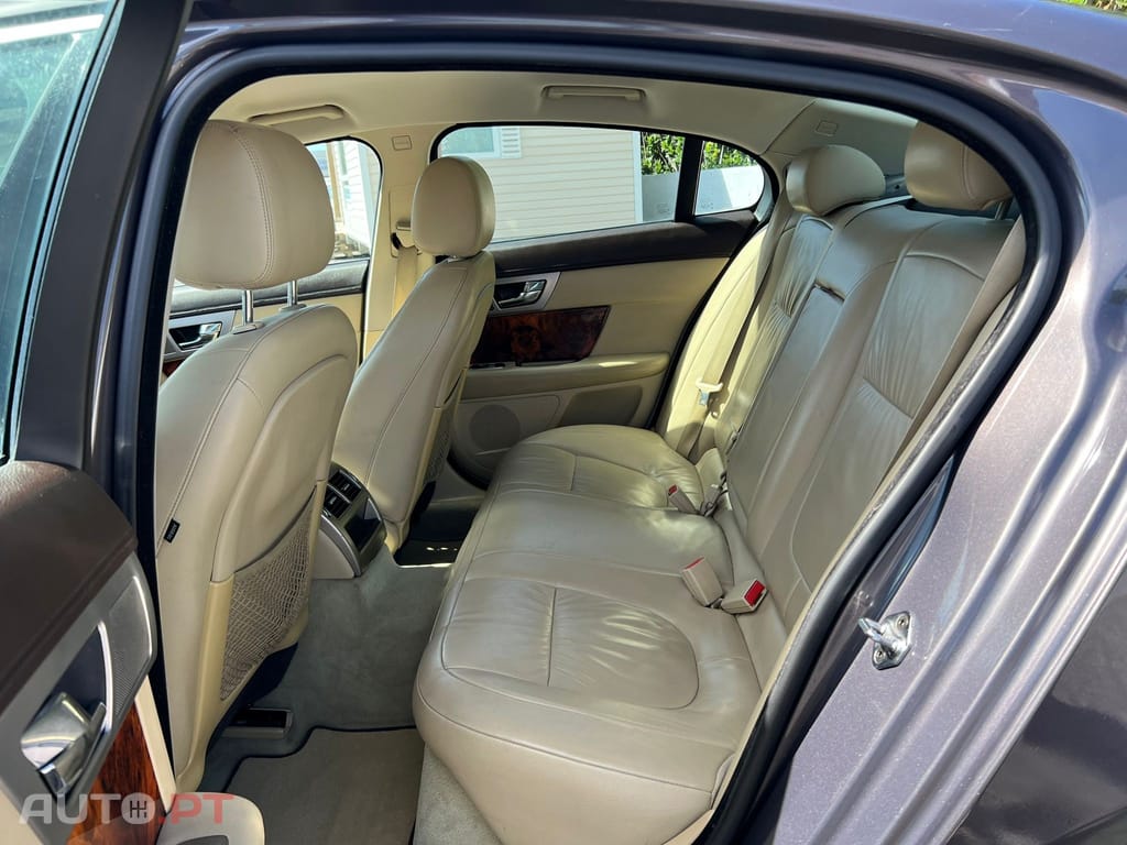 Jaguar XF 2.7 D V6 Luxury