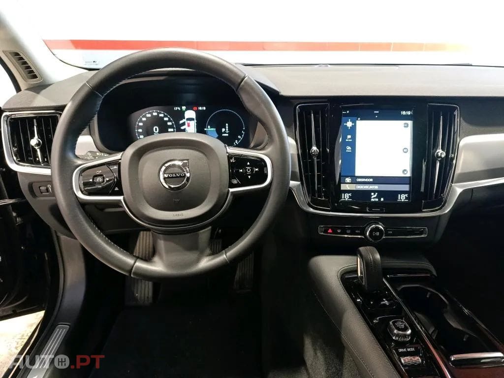 Volvo V90 2.0 T8 Momentum AWD Geartronic
