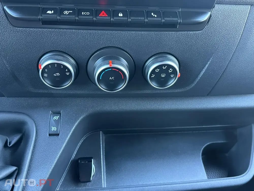 Renault Master Outro