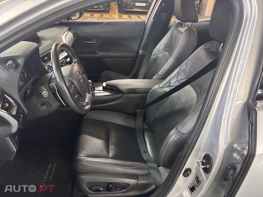 Lexus UX Premium