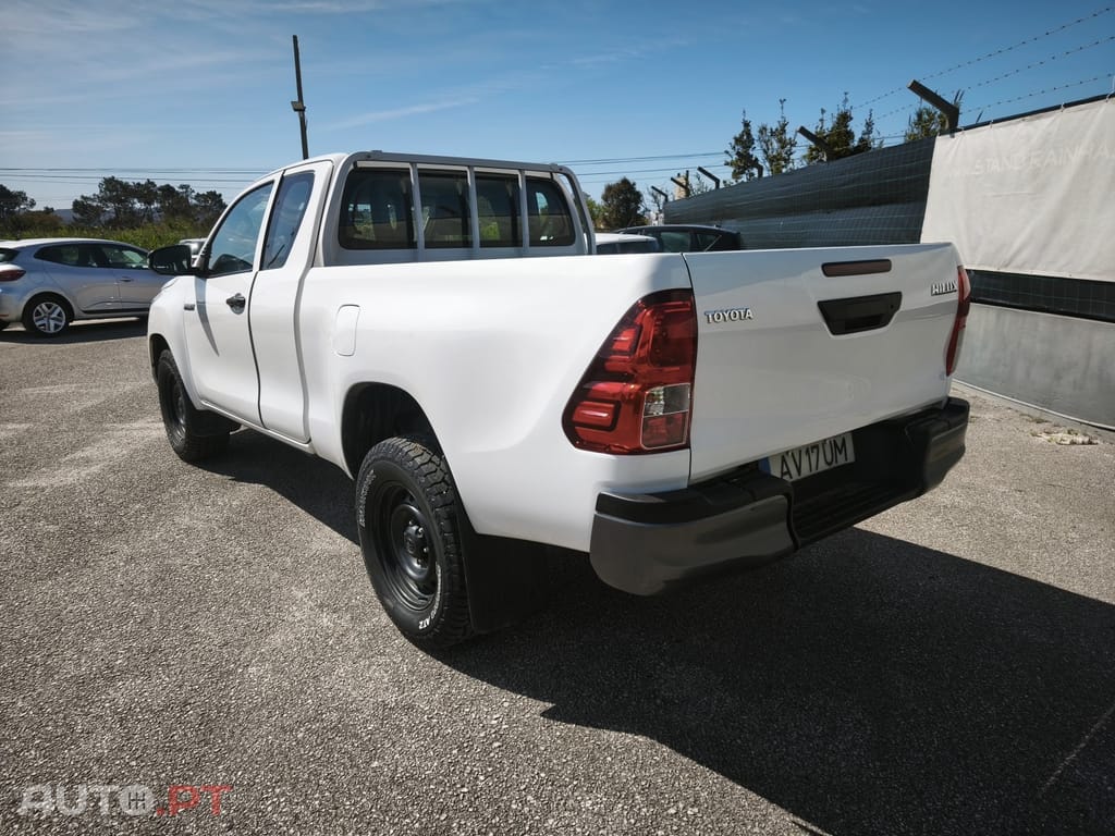 Toyota Hilux 2.4 D-4D 2WD CE CM 3L