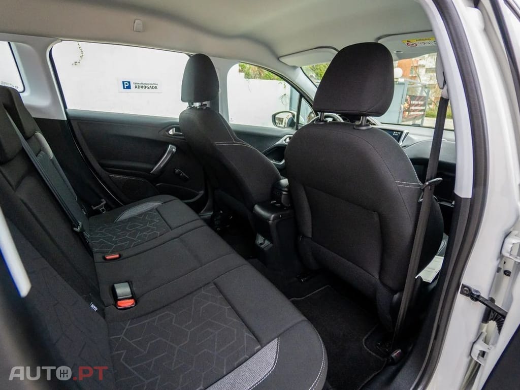 Peugeot 2008 PureTech 110 GPF Stop&Start EAT6 Signature