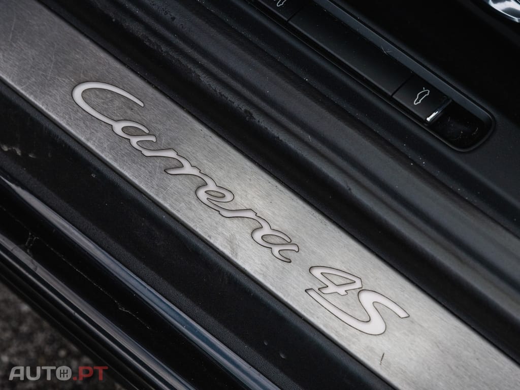 Porsche 911 Carrera 4 Cabriolet PDK Black Edition