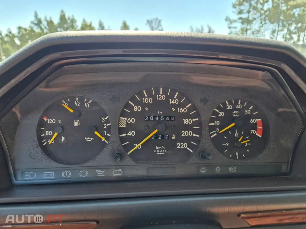 Mercedes-Benz 230 Outro