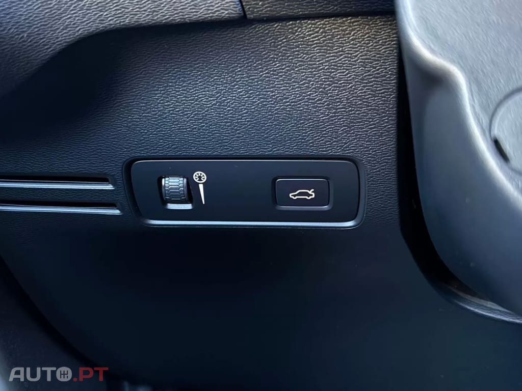 Volvo XC 40 1.5 T2 Momentum Core — fotografia 18