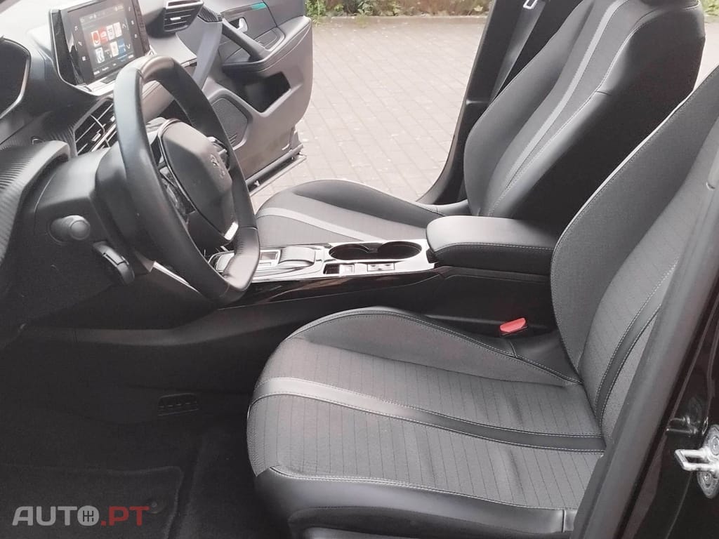 Peugeot E-2008 50 kWh Allure