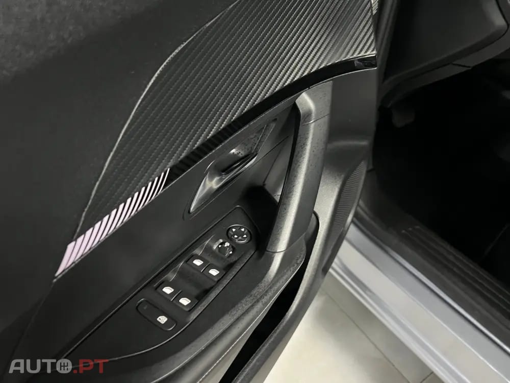 Peugeot 2008 1.2 Hybrid Allure e-DCS6