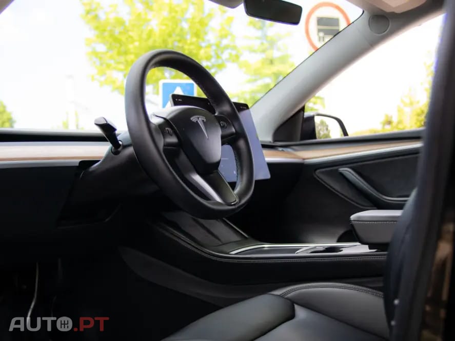 Tesla Model Y Outro