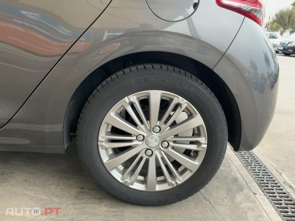 Peugeot 208 1.2 PureTech Signature