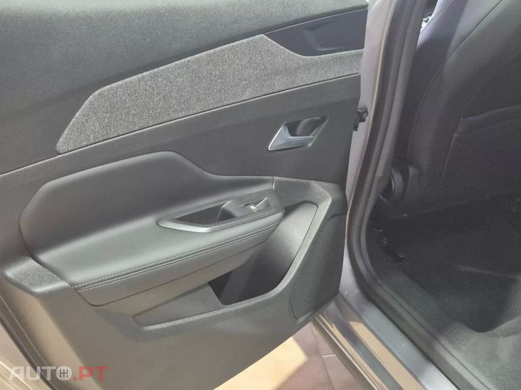 Peugeot 408 1.2 Hybrid Allure e-DCS6