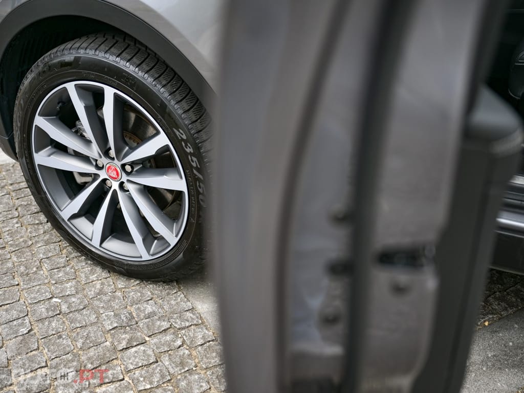 Jaguar E-Pace 1.5 P300e R-Dynamic SE AWD Aut.