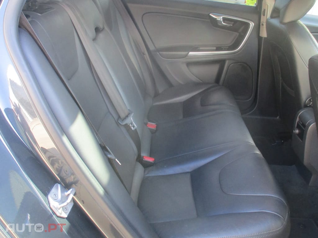 Volvo V60 2.0 D4 Momentum Plus Geartronic 180 cv