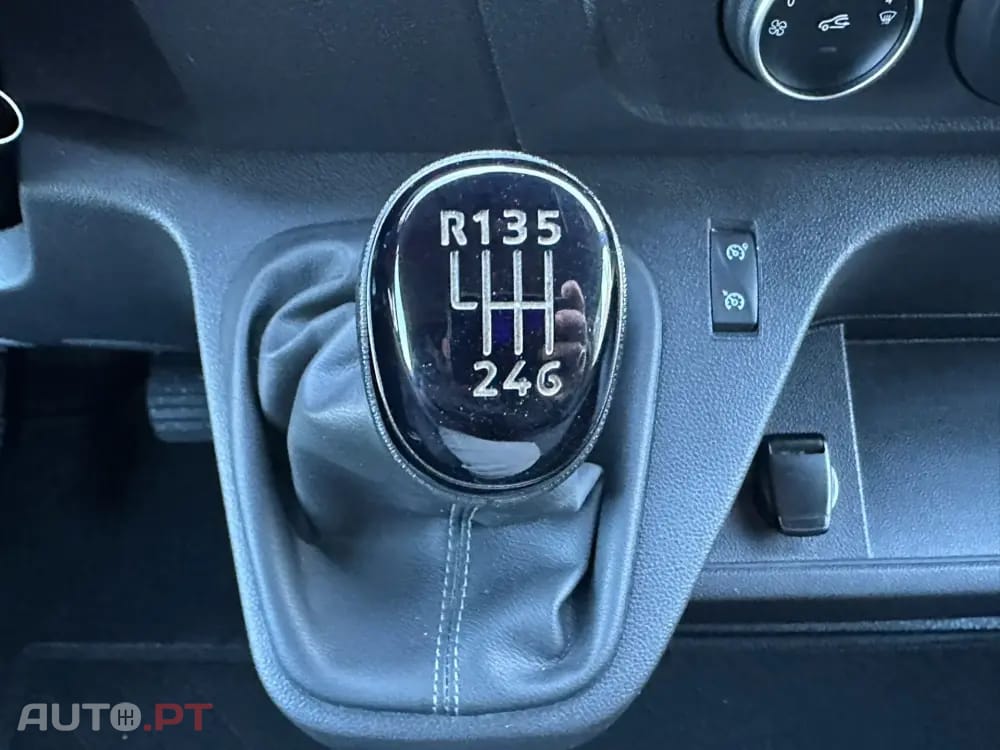 Renault Master Outro