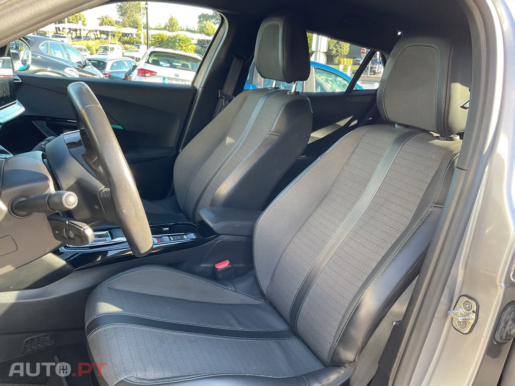 Peugeot E-2008 50 kWh Allure Pack