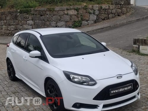 Ford Focus 2.0 EcoBoost ST c/ Pack Pele Desportiva