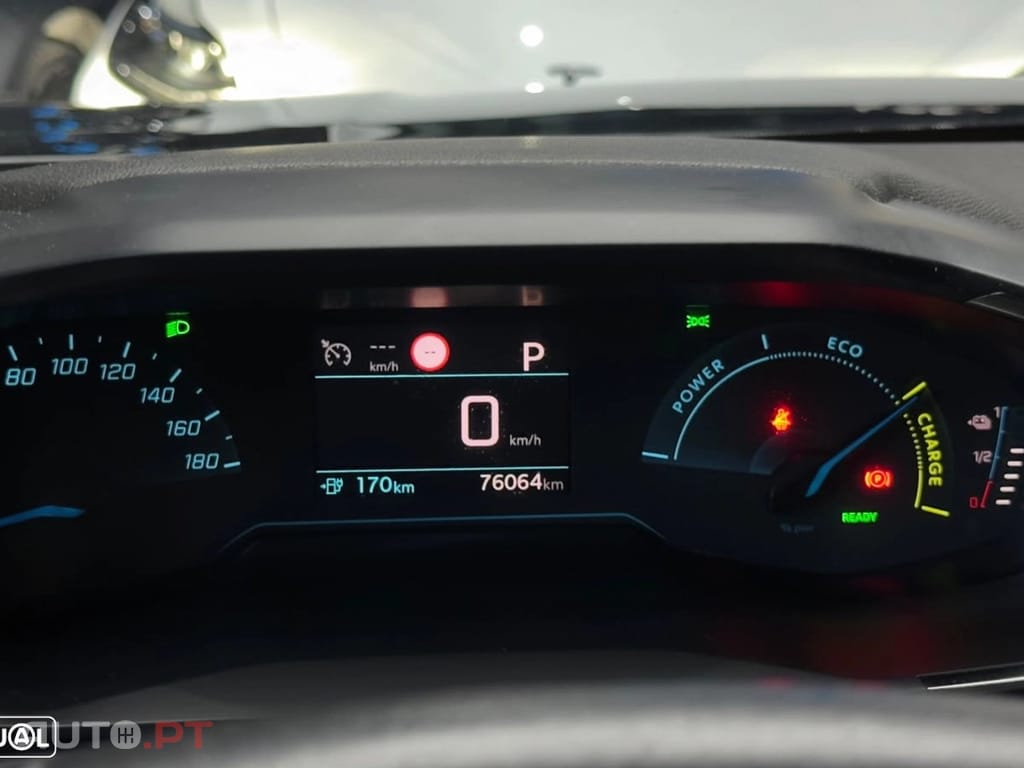 Peugeot E-2008 Active
