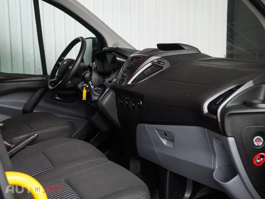 Ford Transit Custom Adaptada p/ 3 cadeiras de rodas