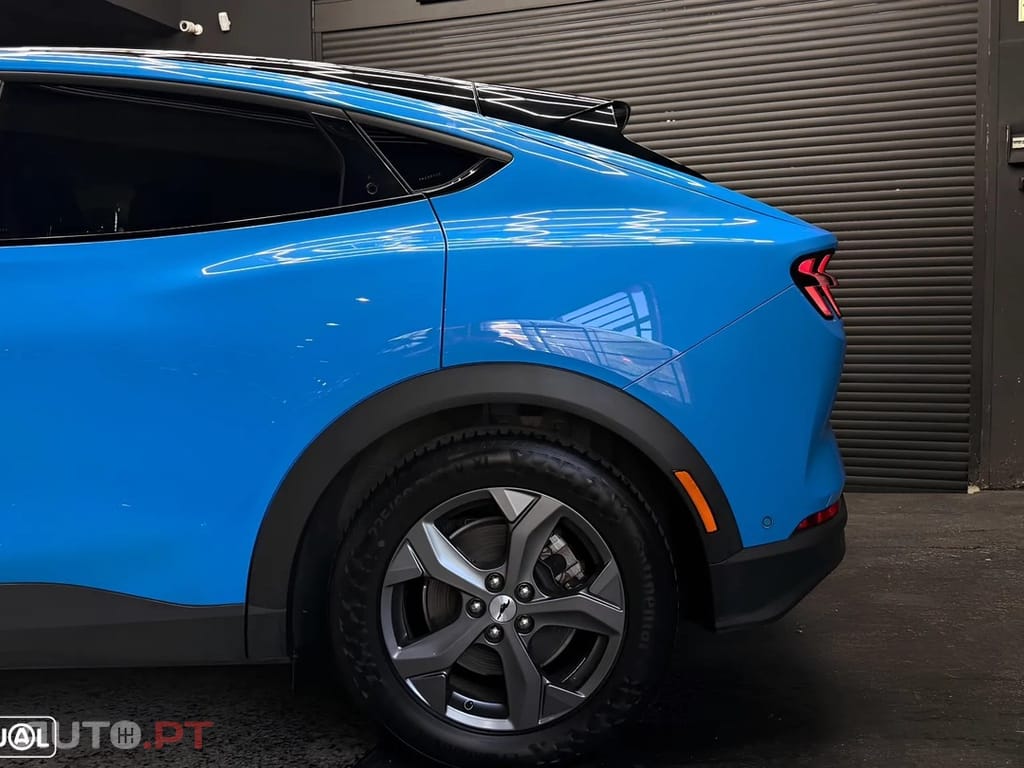 Ford Mustang Mach-E 75.7 kWh Base