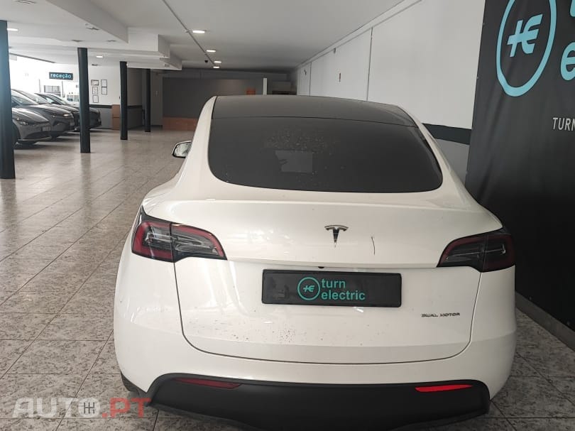Tesla Model Y Long Range Dual Motor AWD — fotografia 5