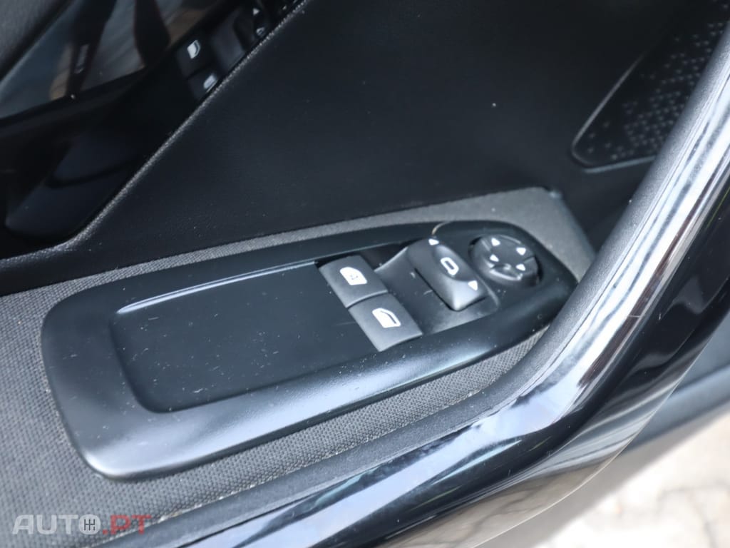 Peugeot 208 1.5 Hdi — fotografia 16