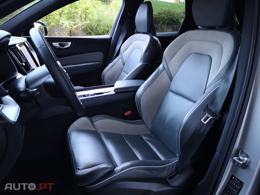 Volvo XC60 2.0 B4 Plus Dark