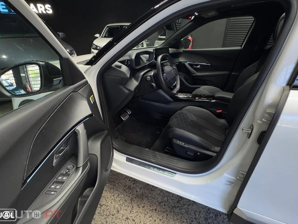 Peugeot E-2008 GT+