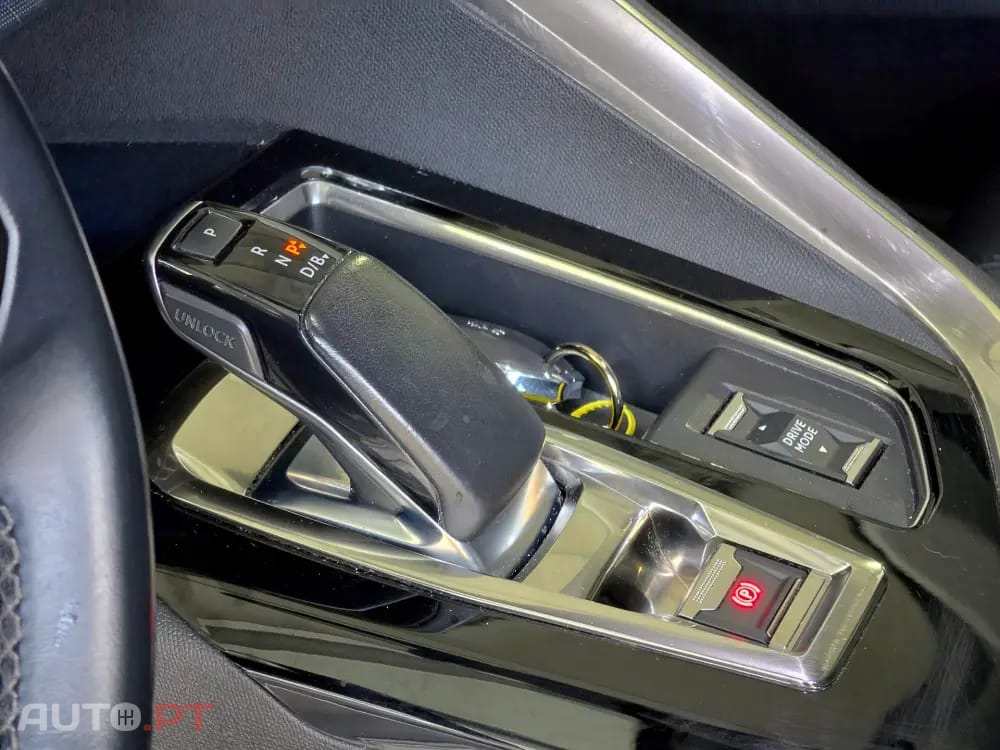 Peugeot 3008 1.6 Hybrid Allure e-EAT8