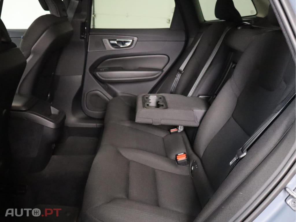 Volvo XC60 2.0 B4  Momentum Plus 