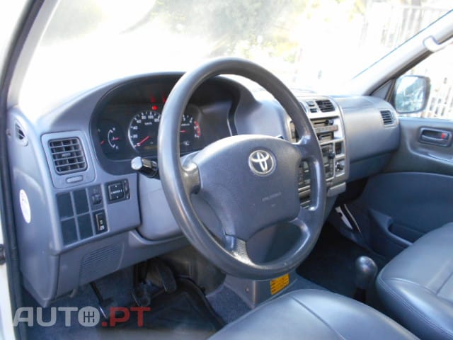 Toyota HiAce 2.5D-4D 6Lugares