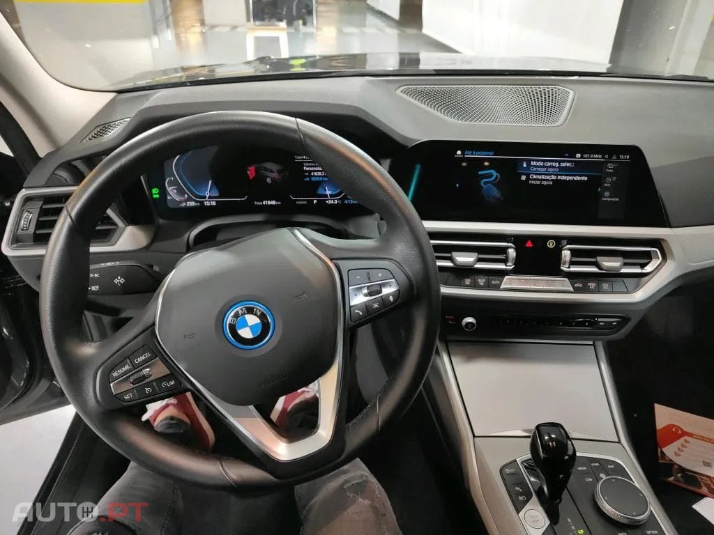 BMW 330 e Touring Auto