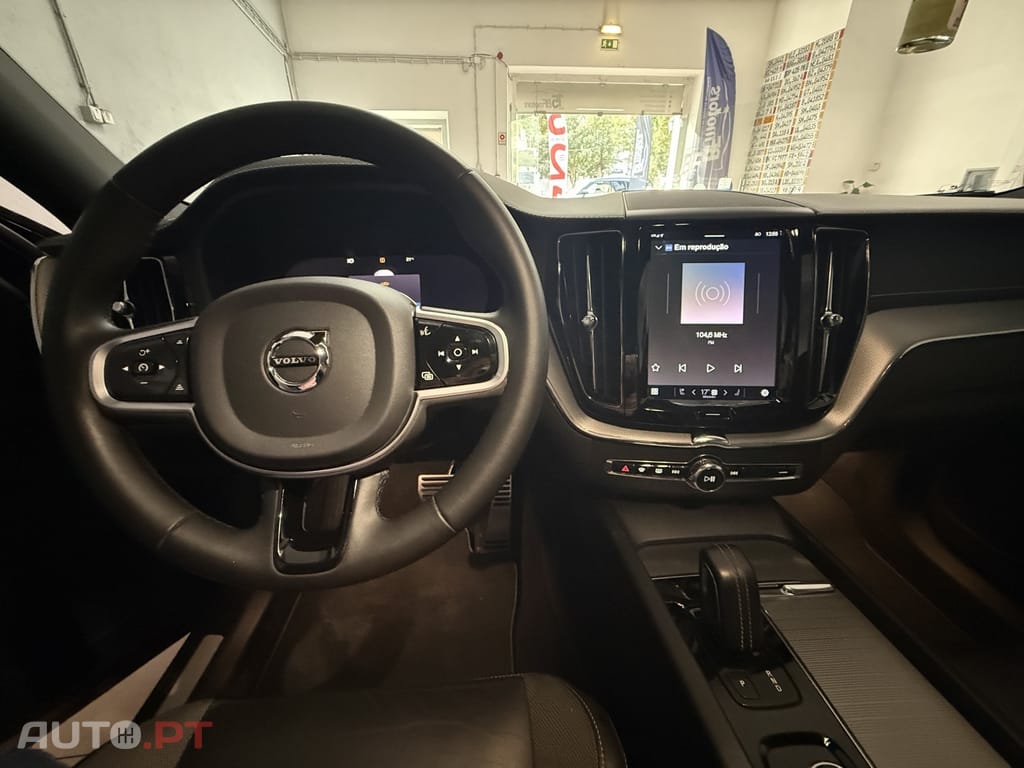 Volvo XC60 2.0 B4 Plus Dark