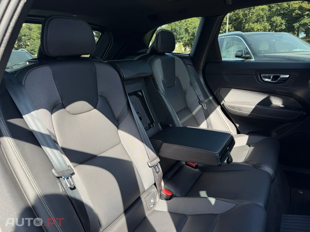 Volvo XC 60 2.0 T6 PHEV Black Edition AWD — fotografia 27