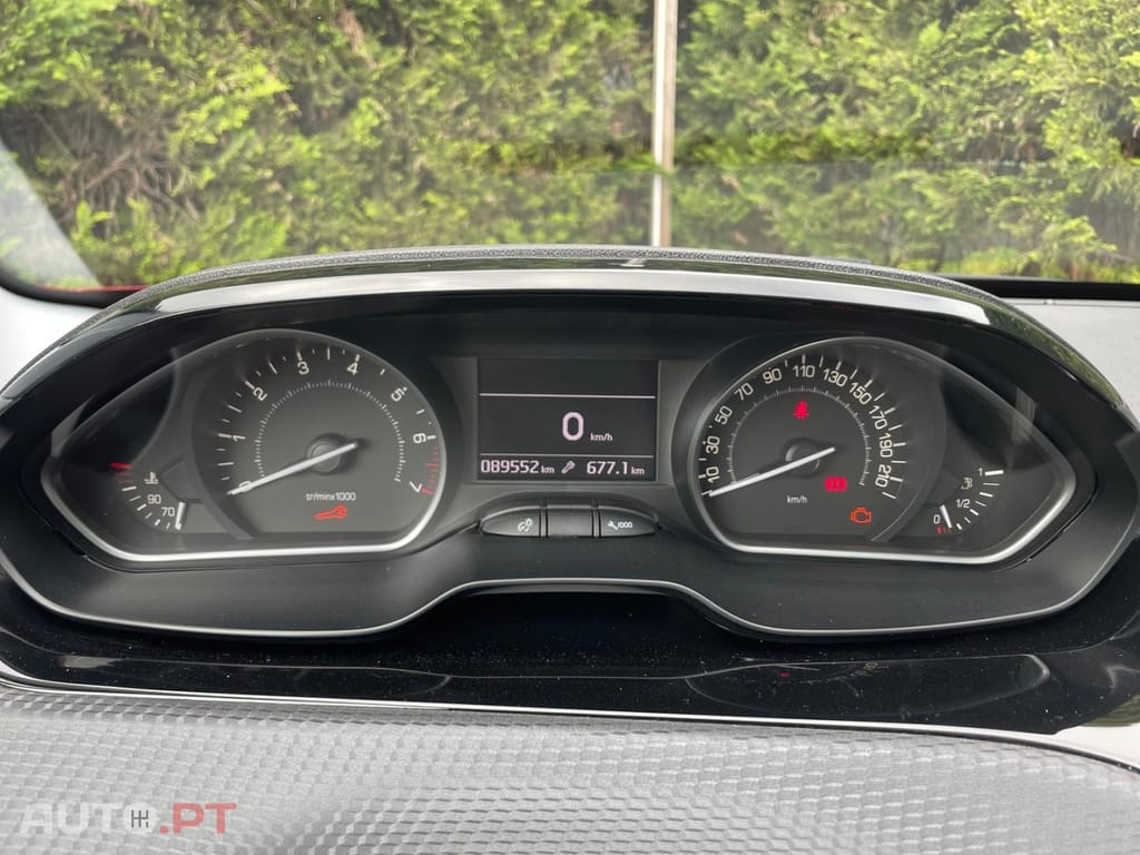 Peugeot 208 1.2 PureTech Allure — fotografia 13