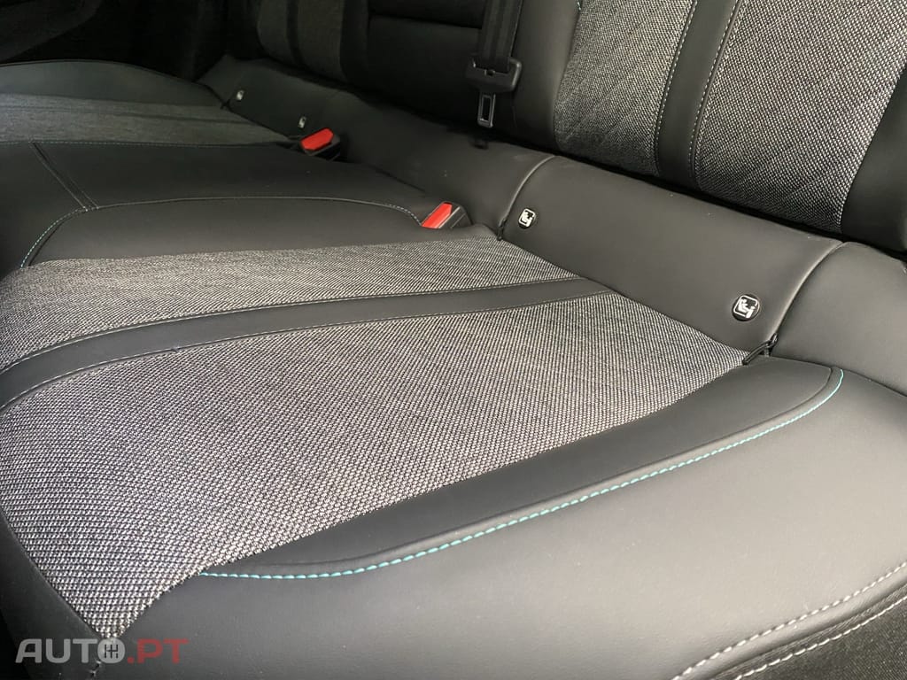Peugeot 408 1.2 PureTech Allure EAT8
