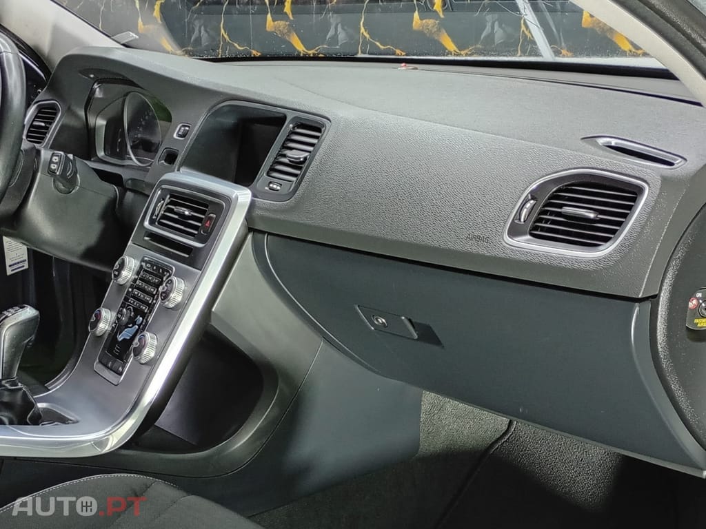 Volvo V60 2.0 D2 R-Design Momentum