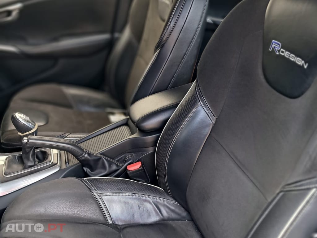 Volvo V40 1.6 D2 R-Design Momentum — fotografia 12